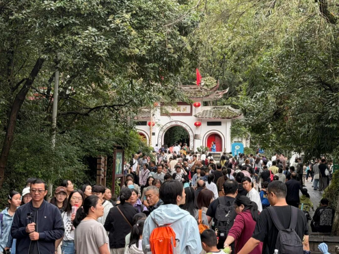 国庆期间黔灵山公园游客如织。 国庆期间黔灵山公园游客如织。