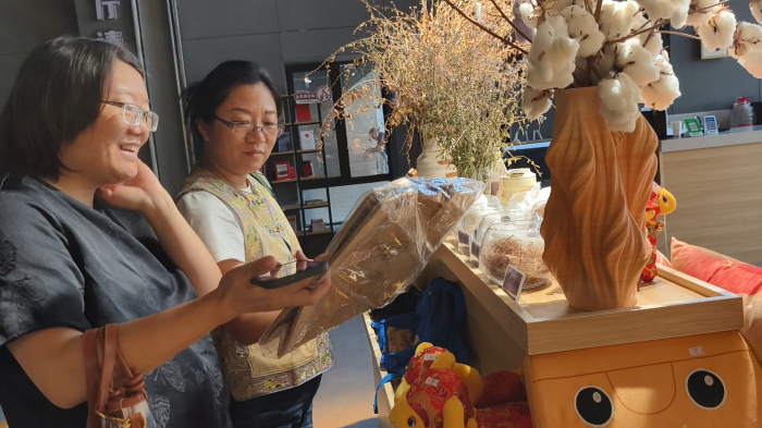 文创特产热销出圈 特色好物擦亮尉犁品牌
