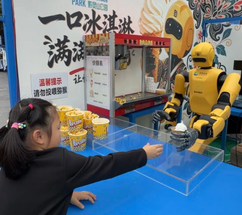 人形服务机器人正在工作。 人形服务机器人正在工作。