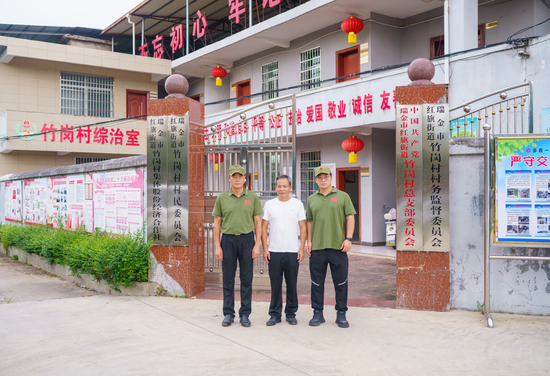 杨文龙（左一）钟火春（左二）