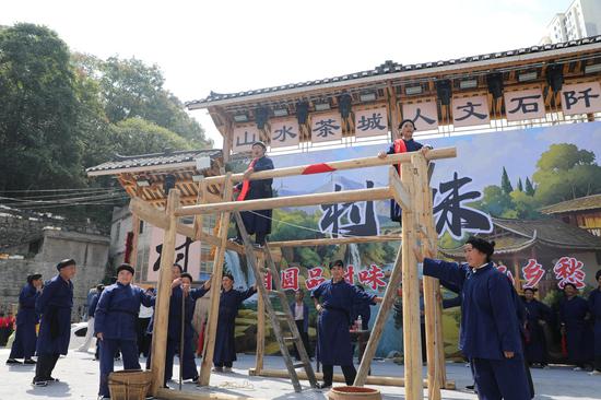 石阡村味石固主场表演传统立房子。孙伟 摄 石阡村味石固主场表演传统立房子。孙伟 摄