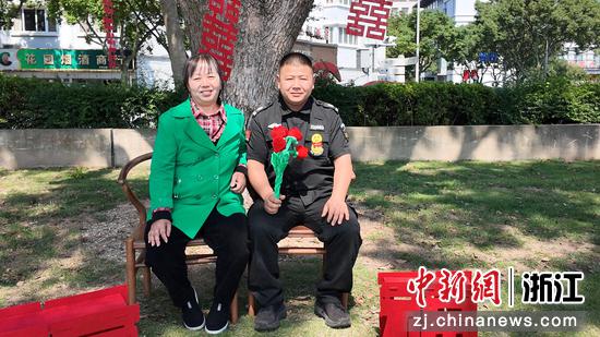 图为：务工人员拍摄团圆照。中新社发 镇工轩 供图