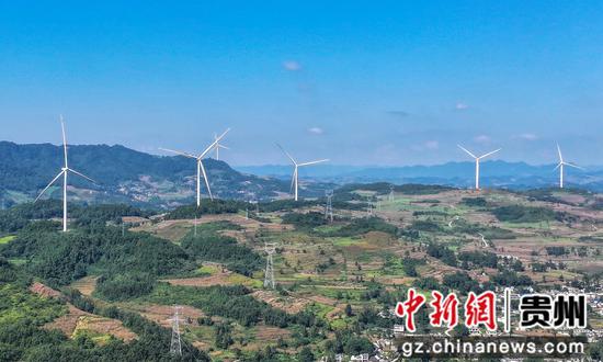 在黔西市重新风电场,风机矗立山峦间,把山间风能转化为清洁电能。熊朝光 摄 在黔西市重新风电场,风机矗立山峦间,把山间风能转化为清洁电能。熊朝光 摄