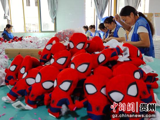 10月9日,贵州省铜仁市松桃苗族自治县九江街道经济开发区巧积玩具有限公司生产车间内,一派赶订单、忙生产的景象。李湉 摄 10月9日,贵州省铜仁市松桃苗族自治县九江街道经济开发区巧积玩具有限公司生产车间内,一派赶订单、忙生产的景象。李湉 摄