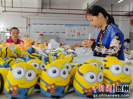 10月9日,贵州省铜仁市松桃苗族自治县九江街道经济开发区巧积玩具有限公司生产车间内,工人正在检查产品质量。李湉 摄 10月9日,贵州省铜仁市松桃苗族自治县九江街道经济开发区巧积玩具有限公司生产车间内,工人正在检查产品质量。李湉 摄