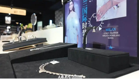 贵州瑞银鸟多款作品登上米兰国际时装周。
