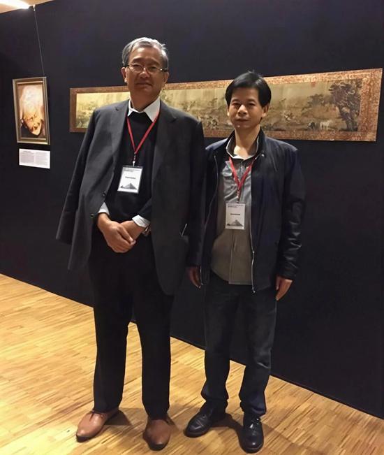 卢浮宫展厅内,中国美术评论家陈传席(左)与丽水艺术家李俊新(右)在银奖作品前合影。 卢浮宫展厅内,中国美术评论家陈传席(左)与丽水艺术家李俊新(右)在银奖作品前合影。