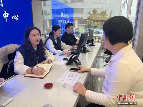 图为天津市西青区综治中心工作人员正在向群众问询了解矛盾纠纷事项，并做好登记受理。（天津市西青区委政法委供图）