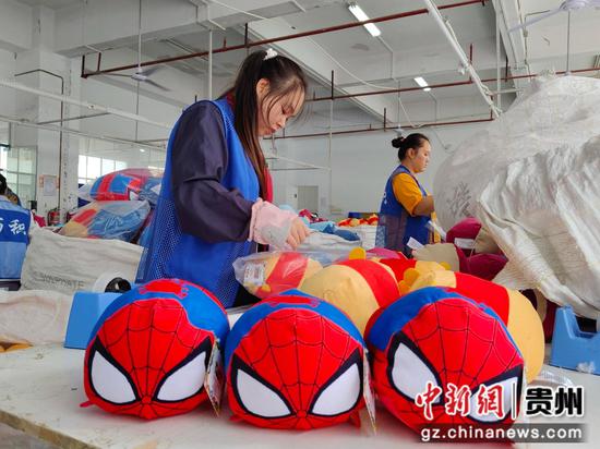 10月9日,贵州省铜仁市松桃苗族自治县九江街道经济开发区巧积玩具有限公司生产车间内,工人正在进行产品组装。李湉 摄 10月9日,贵州省铜仁市松桃苗族自治县九江街道经济开发区巧积玩具有限公司生产车间内,工人正在进行产品组装。李湉 摄