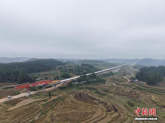图为铜吉铁路豹子营特大桥施工现场。慕玉莉 摄