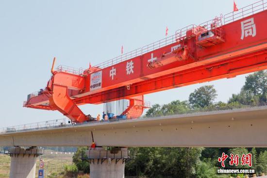 图为铜吉铁路豹子营特大桥施工现场。慕玉莉 摄