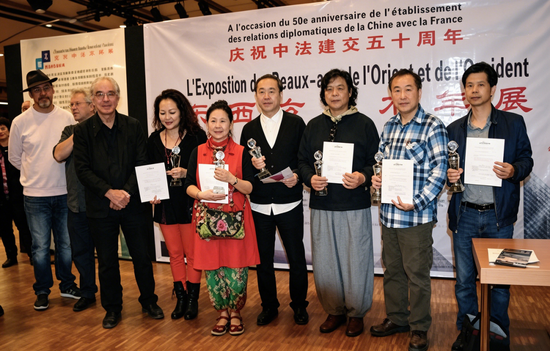 2014年巴黎卢浮宫颁奖现场,法国艺术家协会主席雷米·艾融(左一)为获奖者颁奖。 2014年巴黎卢浮宫颁奖现场,法国艺术家协会主席雷米·艾融(左一)为获奖者颁奖。