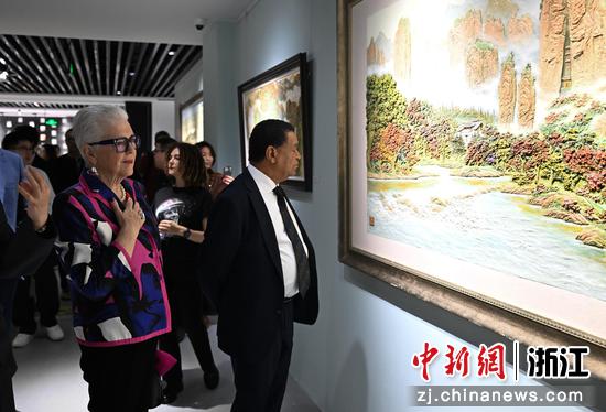  图为：珍妮·希普利（左）、穆拉图·特肖梅（右）观看瓯塑作品。中新社记者 王刚 摄