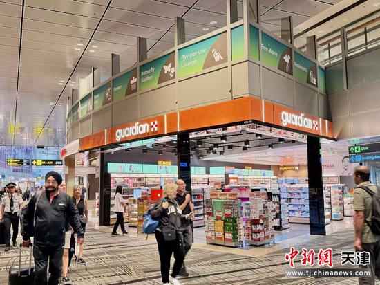 天津生产的中药陈列于新加坡药店货架。（受访者供图）