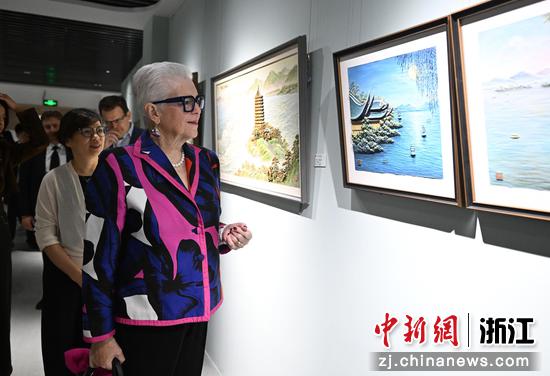  图为：珍妮·希普利观看杭州西湖主题的瓯塑作品。中新社记者 王刚 摄