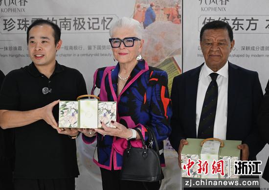 图为：珍妮·希普利（中）、穆拉图·特肖梅（右）获赠温州商学院纪念品。中新社记者 王刚 摄