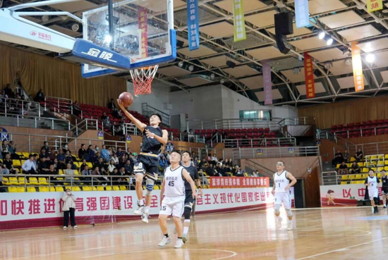 10月9日，“中国梦·劳动美·新星好”新疆生产建设兵团第十三师2026年“工会杯”职工篮球赛开赛。王璇 摄