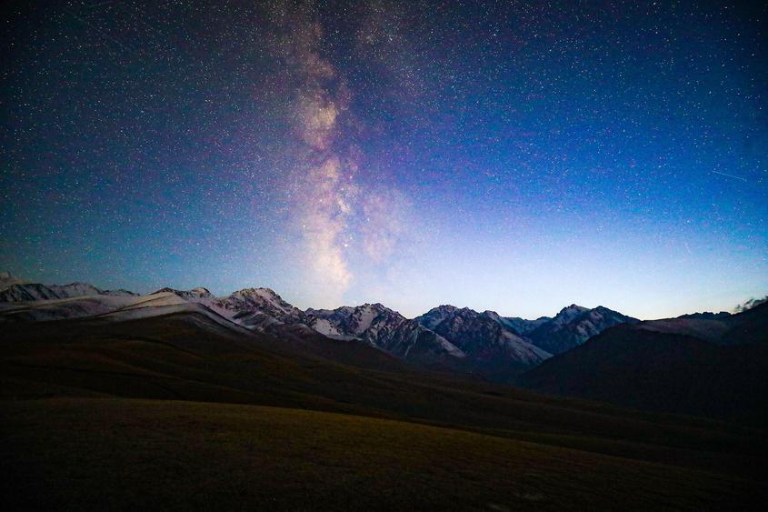 星空为幕 雪山为台 新疆吐鲁番黑山草原上演“星空大片”