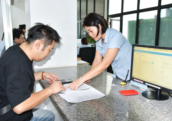 市民正在办理公积金提取业务。阿卜力克木·阿卜杜热西提 摄50