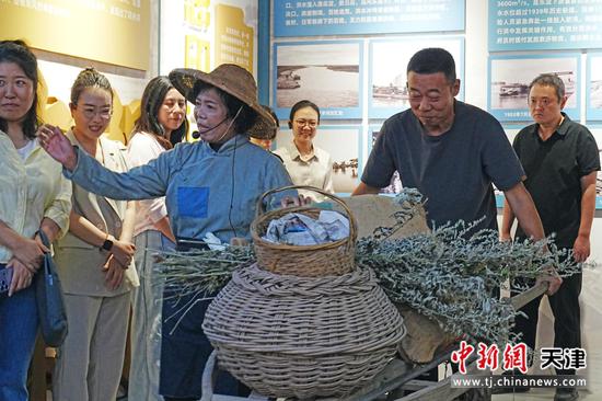 图为学员参观现场。