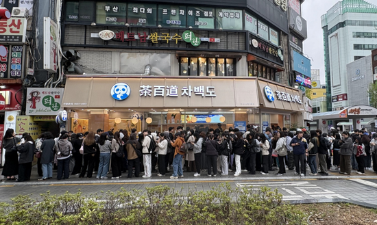 韩国及卢浮宫门店排队盛况。