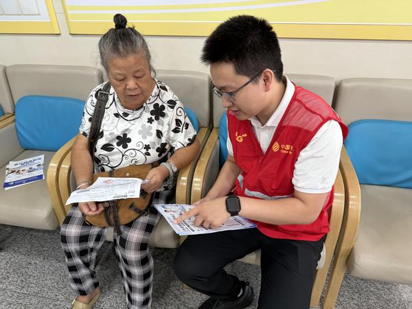 广西移动为市民提供主动健康包管理包服务。汤敏欢 摄 广西移动为市民提供主动健康包管理包服务。汤敏欢 摄