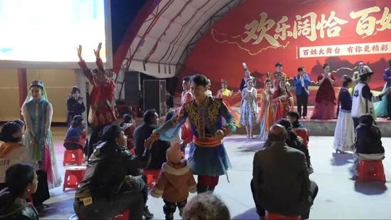 演员走下舞台，与村民近距离互动。 贾广竑 摄
