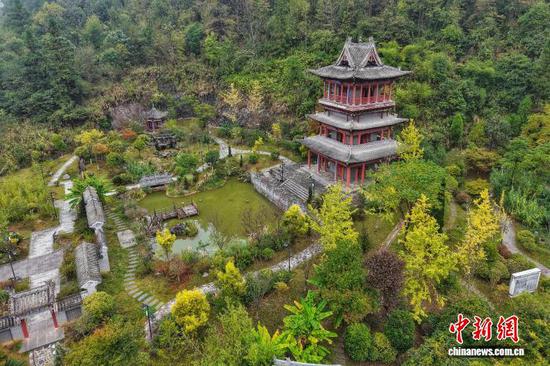 10月14日，贵州省都匀市，航拍镜头下的第四届中国绿化博览会博览园（绿博园）秋景宜人，美不胜收。（无人机照片）中新社记者 瞿宏伦 摄