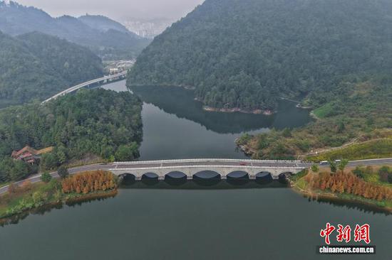 10月14日，贵州省都匀市，航拍镜头下的第四届中国绿化博览会博览园（绿博园）秋景宜人，美不胜收。（无人机照片）中新社记者 瞿宏伦 摄