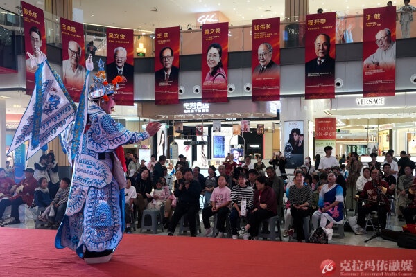 市区一家商场内，国粹戏曲展演精彩开演。身着华丽戏服的演员一招一式韵味十足，让大家近距离感受传统戏曲艺术的独特魅力。