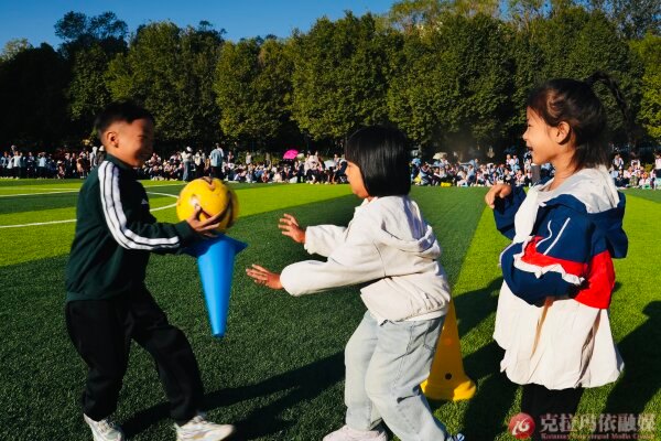 市实验小学绿茵操场上，孩子们参加趣味体育活动，奔跑嬉戏、接力互动，欢声笑语洒满运动场。
