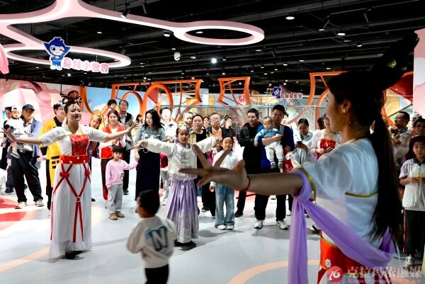克拉玛依科技馆，古风互动展演精彩上演，演员身着传统服饰载歌载舞，小朋友跟随节拍参与互动，沉浸式体验传统文化趣味。