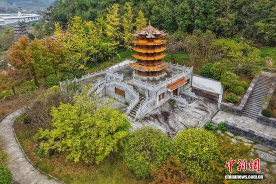 10月14日，贵州省都匀市，航拍镜头下的第四届中国绿化博览会博览园（绿博园）秋景宜人，美不胜收。（无人机照片）中新社记者 瞿宏伦 摄