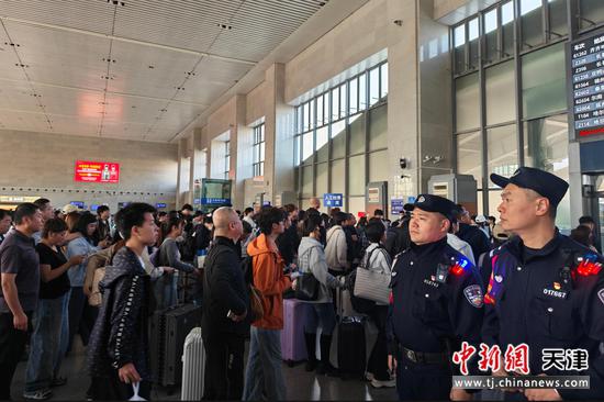 图为北京铁路公安局天津公安处秦皇岛站派出所民警正在站区站岗执勤，守护旅客平安出行。（北京铁路公安局天津公安处供图）