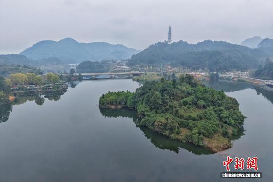 10月14日，贵州省都匀市，航拍镜头下的第四届中国绿化博览会博览园（绿博园）秋景宜人，美不胜收。（无人机照片）中新社记者 瞿宏伦 摄
