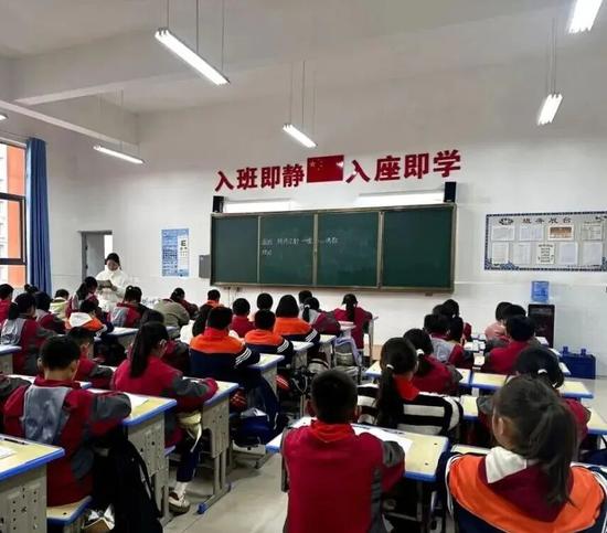 新桥小学的同学在教室暖心过冬 。姜宁 摄