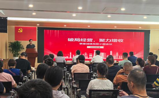 图为小组会授课现场。杨清 摄 图为小组会授课现场。杨清 摄