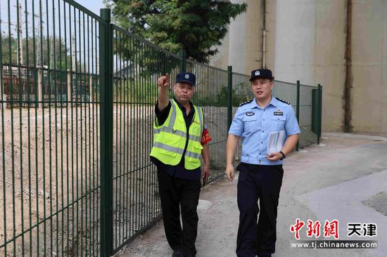 图为北京铁路公安局治安支队民警前往线路检查安全，并与护路保安交流。（北京铁路公安局天津公安处供图）
