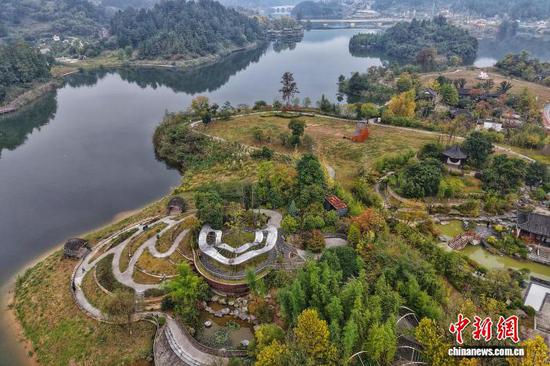 10月14日，贵州省都匀市，航拍镜头下的第四届中国绿化博览会博览园（绿博园）秋景宜人，美不胜收。（无人机照片）中新社记者 瞿宏伦 摄