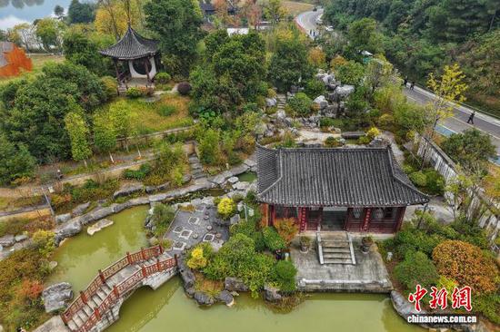 10月14日，贵州省都匀市，航拍镜头下的第四届中国绿化博览会博览园（绿博园）秋景宜人，美不胜收。（无人机照片）中新社记者 瞿宏伦 摄