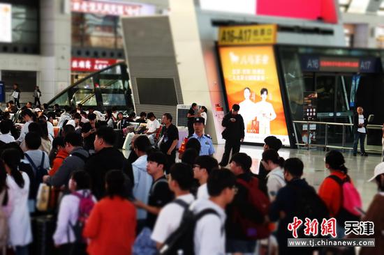 图为北京铁路公安局天津公安处天津西站派出所执勤民警正在候车室内巡逻，保障旅客平安出行。（北京铁路公安局天津公安处供图）