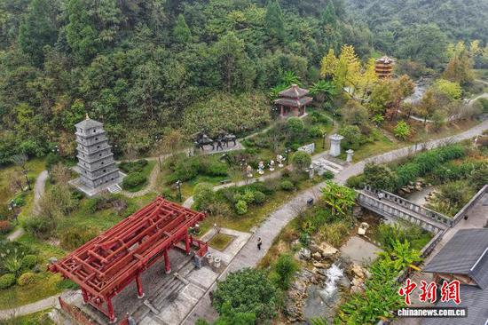 10月14日，贵州省都匀市，航拍镜头下的第四届中国绿化博览会博览园（绿博园）秋景宜人，美不胜收。（无人机照片）中新社记者 瞿宏伦 摄