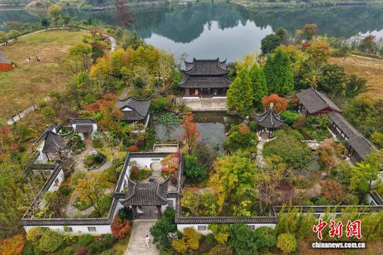 10月14日，贵州省都匀市，航拍镜头下的第四届中国绿化博览会博览园（绿博园）秋景宜人，美不胜收。（无人机照片）中新社记者 瞿宏伦 摄