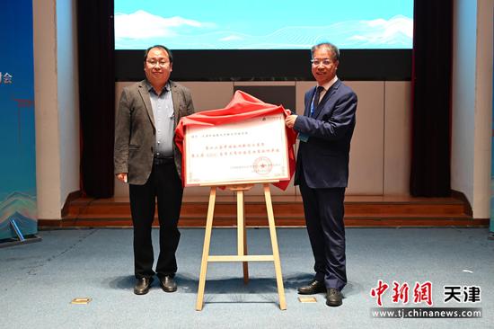 “中国数据新闻大赛暨AIGC应用大赛全国总决赛合作单位”揭牌仪式。（天津外国语大学供图）