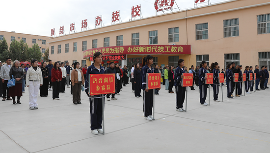 参赛代表整齐列队。