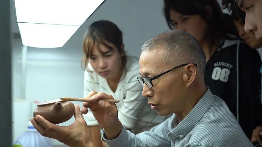 学员们认真学习伽师紫砂制作技艺。