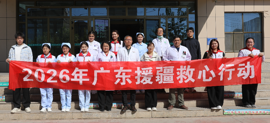 广东援疆医疗专家、红十字志愿者、县医院医护人员共同合影。