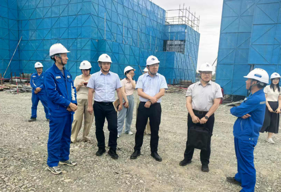 图为8月6日，人民银行克拉玛依市分行、工行克拉玛依石油分行共同调研独山子天利高新醋酸乙烯项目。申林 摄e