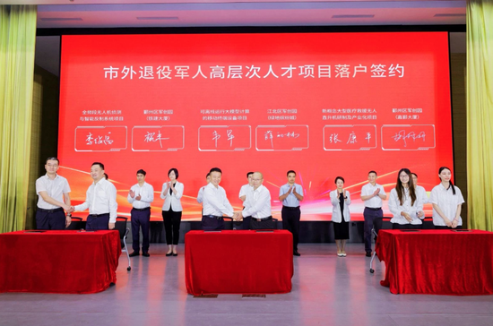 现场签约。