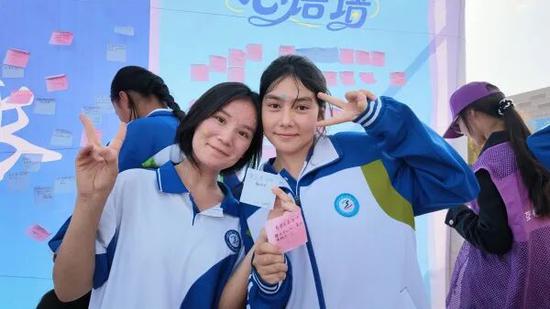 同学们在心语互动墙写下心愿便签。
